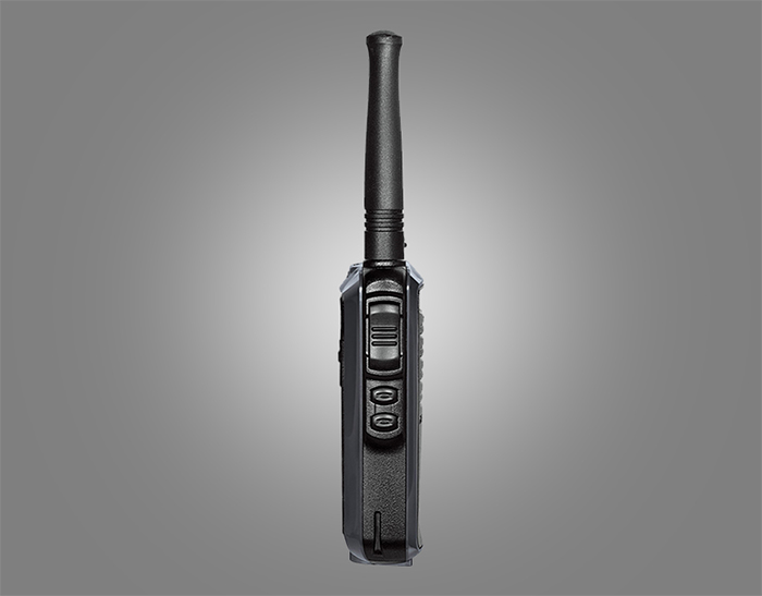 环球通Q2对讲机侧面